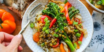 Einfache Mungbohnenbeweg mit braunem Reis braten