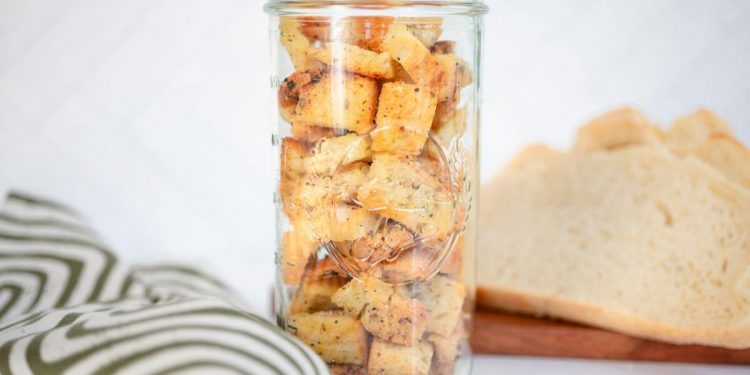 Knoblauchparmesan Sauerteig -Croutons