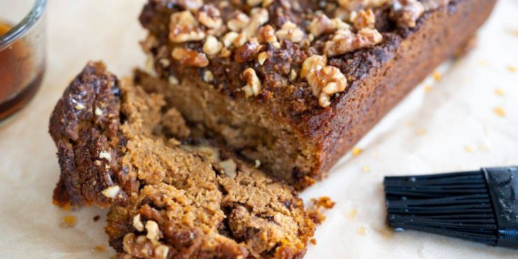 Ahornglasiertes Kürbisbrot (mit Mandelmehl)