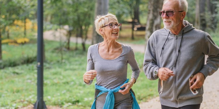 Ein Gesundheits- und Fitnessleitfaden für ältere Erwachsene und Pflegekräfte