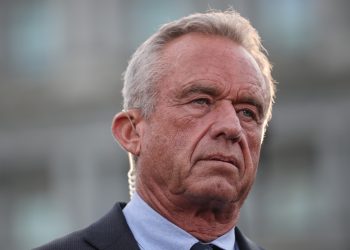 Eine neue Umfrage befasst sich mit RFK Jr., Tylenol und Impfstoffen und stellt ein wachsendes Misstrauen fest: Photographs