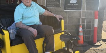 Der 105-jährige Stan Nelson kehrt auf das Feld zurück