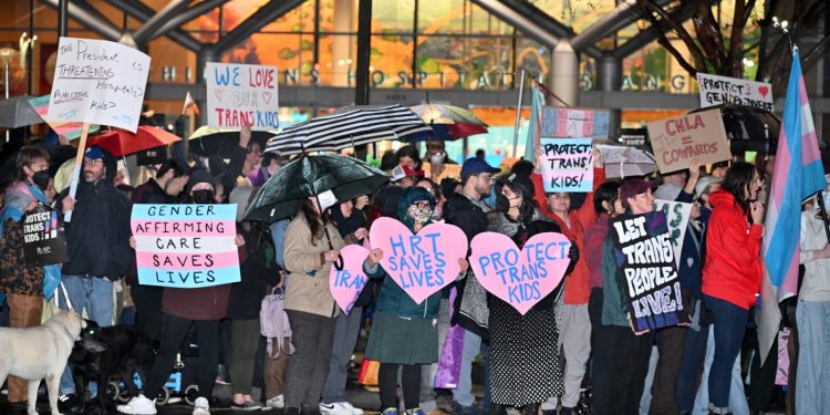 Die Gesundheitsfürsorge für Transgender-Jugendliche wäre nach den neuen Regeln quick überall verboten: Impfungen