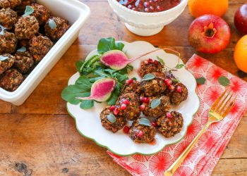 Vegane Fleischbällchen aus weißen Salbeibohnen mit Granatapfelsauce