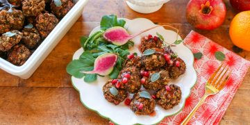 Vegane Fleischbällchen aus weißen Salbeibohnen mit Granatapfelsauce