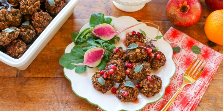 Vegane Fleischbällchen aus weißen Salbeibohnen mit Granatapfelsauce