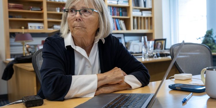 Nachdem er die Unterstützung des NIH verloren hat, kämpft ein Krebsforscher darum, das Labor offen zu halten: Photographs