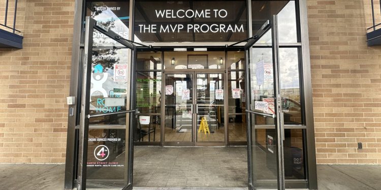 Da immer mehr Senioren obdachlos werden, versuchen Heime, sich anzupassen: Schüsse