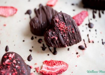 Häppchengroße, mit Schokolade überzogene Himbeerhäppchen