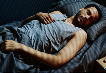 Warum kann ich mich nicht bewegen, wenn ich aufwache? Schlaflähmung erklärt