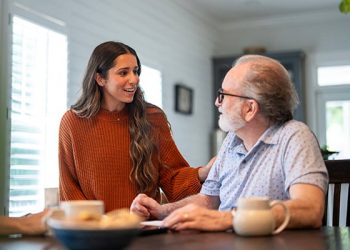 Wie Sie mit Ihren Eltern über das Leben im Alter sprechen (ohne es zu übertreiben)