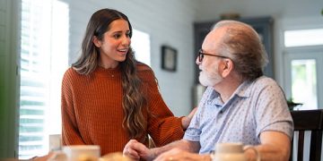 Wie Sie mit Ihren Eltern über das Leben im Alter sprechen (ohne es zu übertreiben)