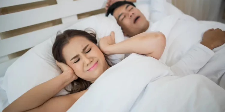 Mit einem Schnarcher schlafen: Lösungen, die funktionieren