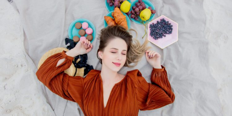 Wie sich Schlaf auf Gewichtsverlust und Ihre Hungerhormone auswirkt mit Sarah Pelc Graca und Brittney Lynn – Higher Sleep Council