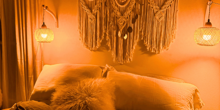 Die genaue Beleuchtung, die ich zu Hause verwende, um besser zu schlafen (Ratgeber für bernsteinfarbene Glühbirnen)