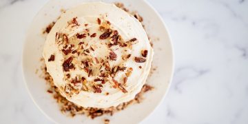 Brauner Butter-Karottenkuchen mit Honig-Frischkäse-Zuckerguss