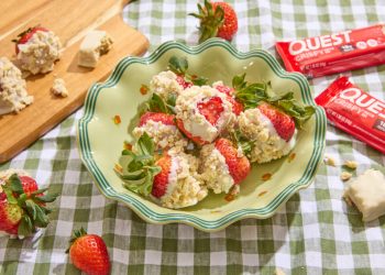 Rezept für knusprig-fruchtiges Müsli mit in weiße Schokolade getauchten Erdbeeren
