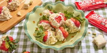 Rezept für knusprig-fruchtiges Müsli mit in weiße Schokolade getauchten Erdbeeren