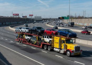 Überqueren Sie das Land? Wann Sie Ihr Auto fahren oder versenden sollten (Kosten- und Zeitaufschlüsselung für 2026)