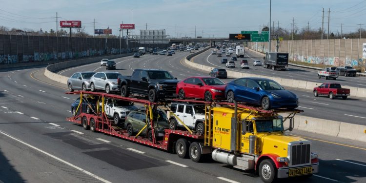 Überqueren Sie das Land? Wann Sie Ihr Auto fahren oder versenden sollten (Kosten- und Zeitaufschlüsselung für 2026)