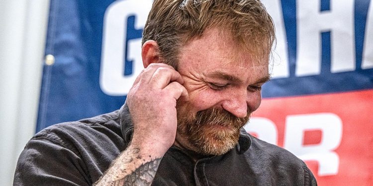 Graham Platner gewinnt die Vorwahlen in Maine trotz mehrerer Skandale