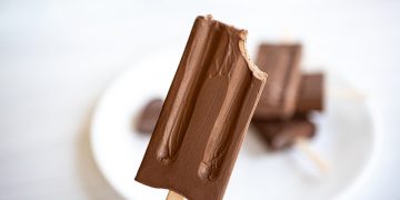 Hausgemachtes Fudgesicles-Rezept (saubere Zutaten)