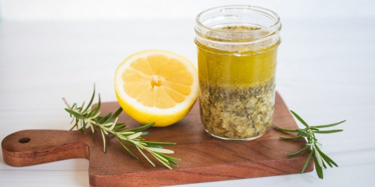 Kräuter-Zitronen-Hähnchenmarinade