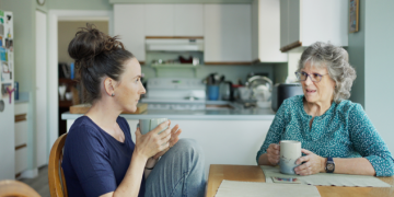 Betreutes Wohnen oder häusliche Pflege? So finden Sie die richtige Unterstützung für Ihren Liebsten.