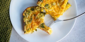 Brokkoli-Cheddar-Ei-Auflauf (einfach proteinreich)