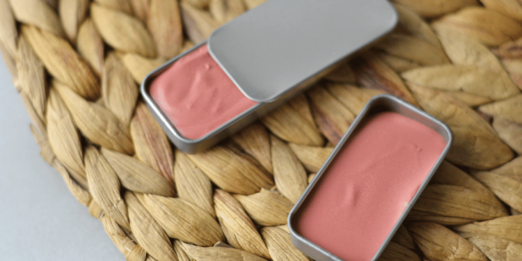 DIY natürlich getönter Lippen-Sonnenschutz
